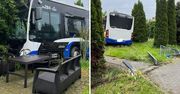 Autobus staranował ogrodzenie i wjechał do ogrodu. Jechało nim 12 osób