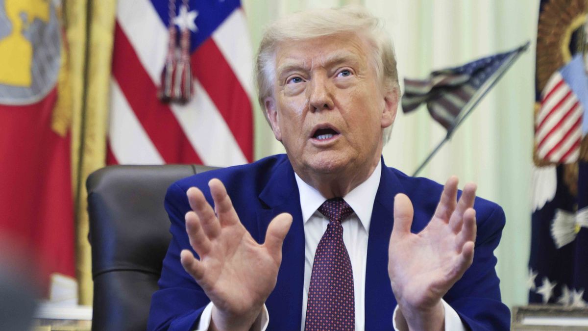 US President Donald J. Trump responds to a question from the news media during an executive order signing ceremony in the Oval Office of the White House in Washington, DC, USA, 03 June 2026. US President Trump signed executive orders on the federal workforce and immigration. EPA/SHAWN THEW / POOL Dostawca: PAP/EPA.