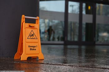 Pierwsze przymrozki. Kierowcy już sięgnęli po skrobaczki