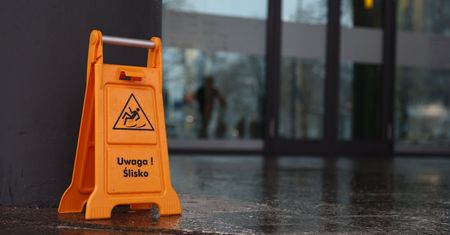 Pierwsze przymrozki. Kierowcy już sięgnęli po skrobaczki