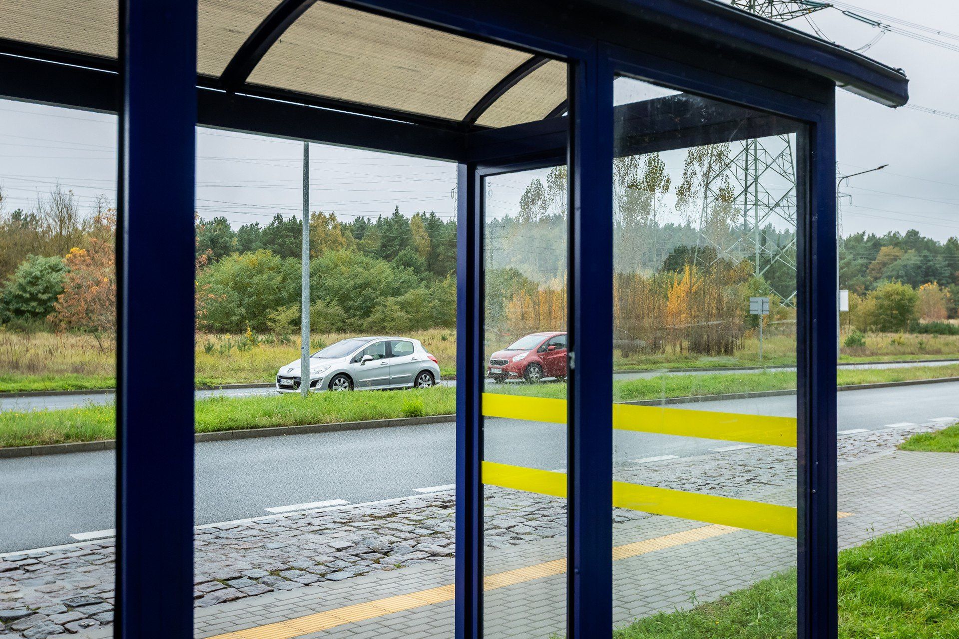 Zdemolowana wiata przystankowa w Fordonie.