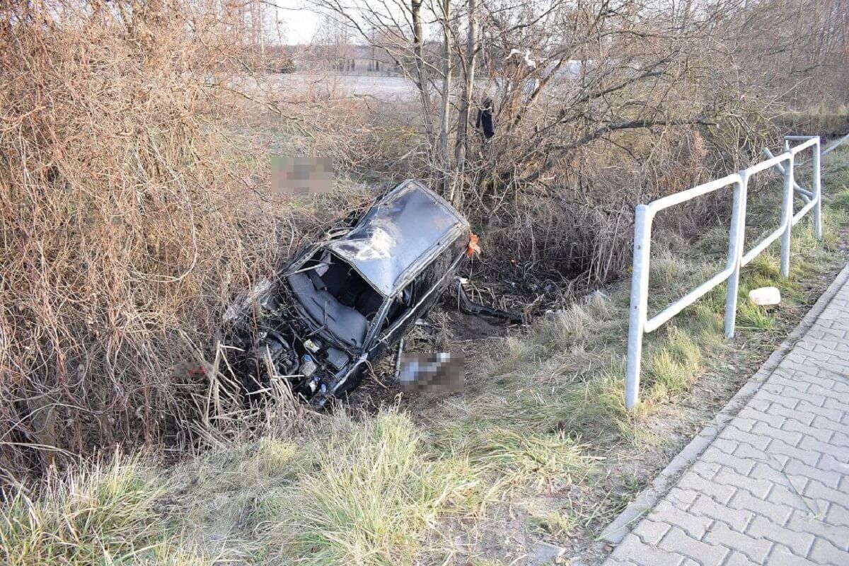 Samochód wypadł z drogi i uderzył w betonowy przepust