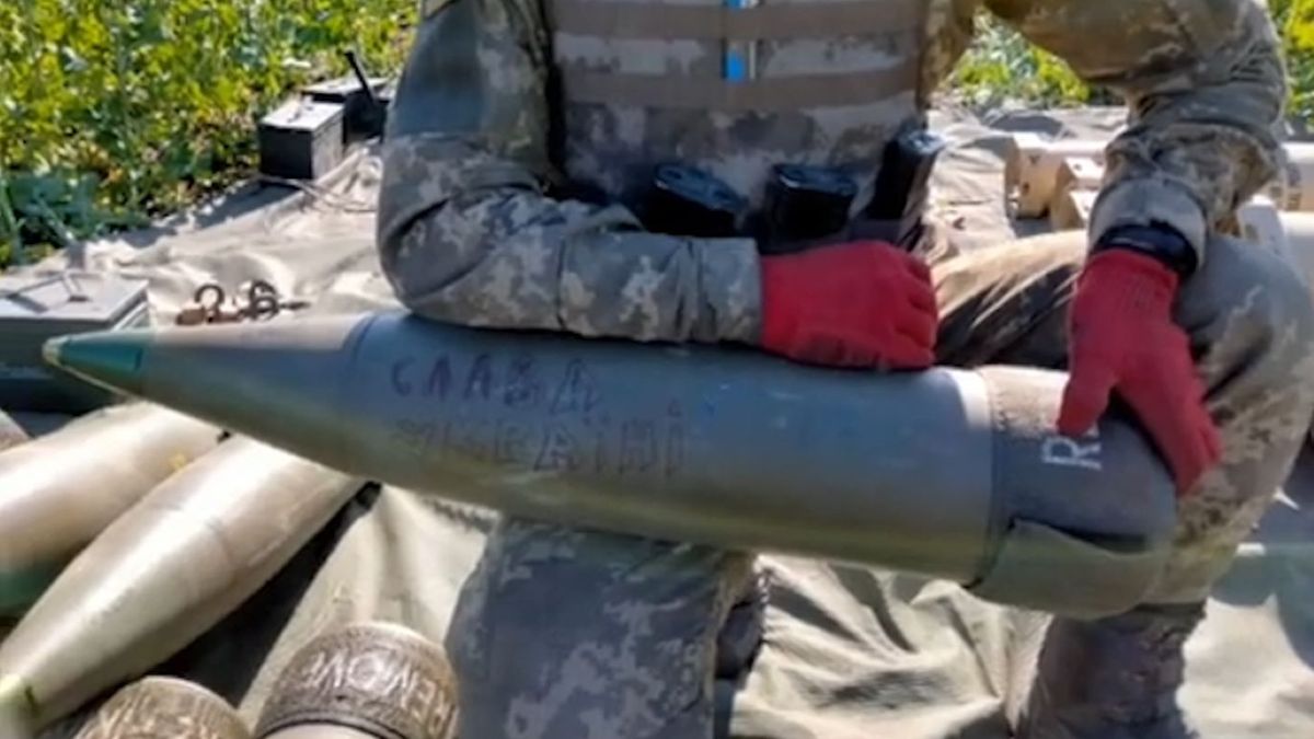 Ukraińcy "pozdrawiają" Rosjan. Umieścili na pociskach wymowne napisy 1