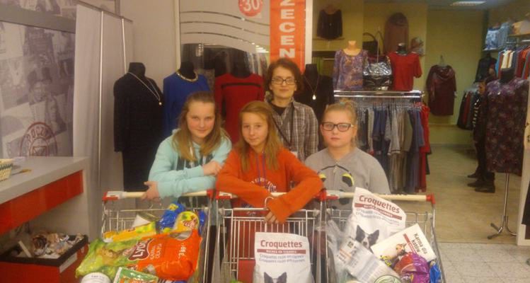 Zbierali karmę dla bezdomniaków