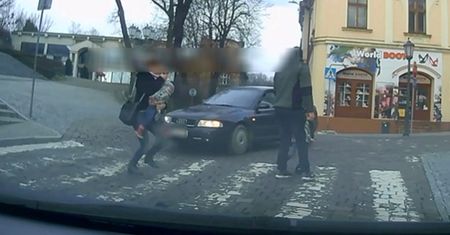 Rodzina nagrana w Cieszynie. Policja pokazała bulwersujące wideo