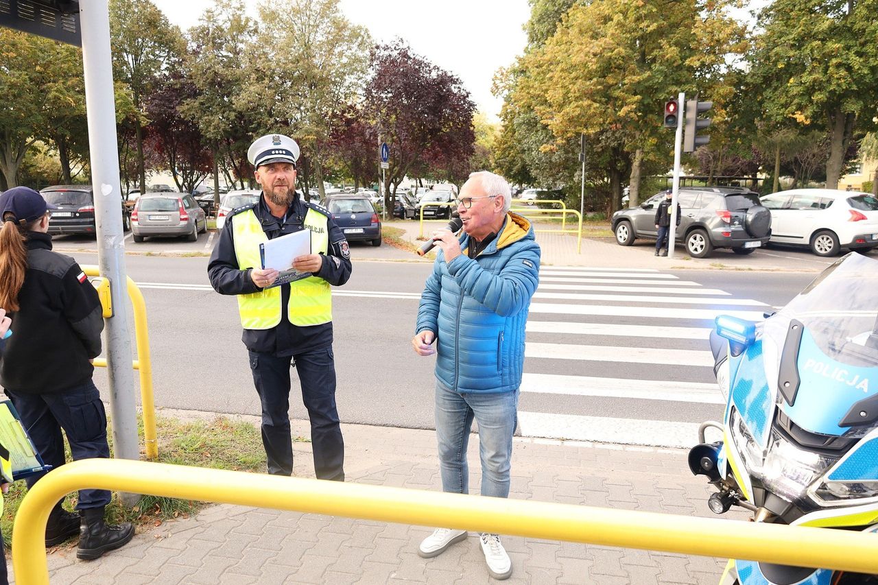 Śrem: "Bezpieczna droga do szkoły". Pierwszoklasiści rozmawiali z policjantami o bezpieczeństwie