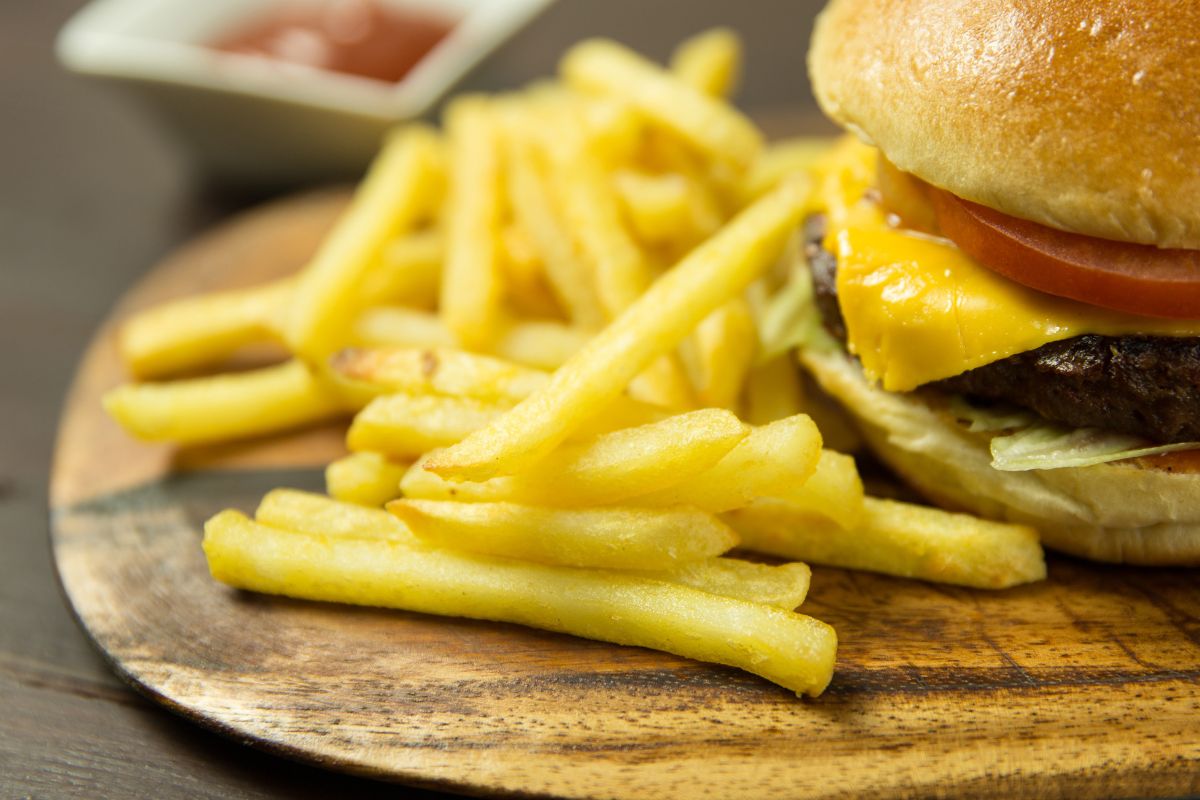 Niezdrowe przekąski? Nie wszystkie są tak oczywiste, jak frytki i burgery