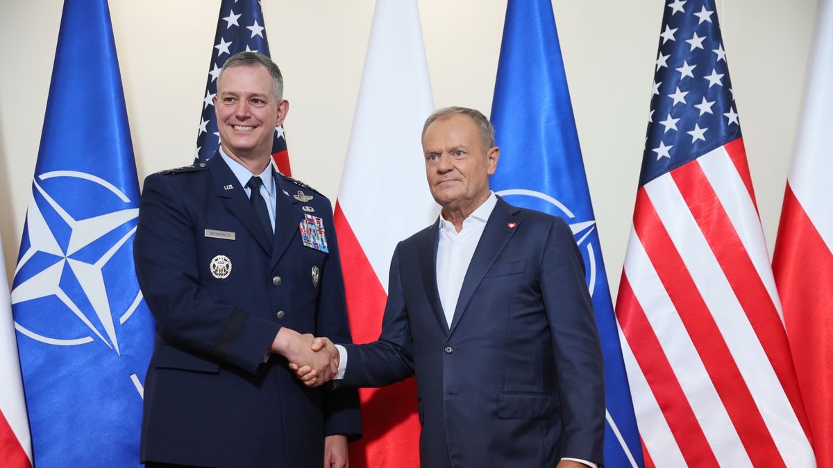 Warszawa, 25.07.2025. Premier Donald Tusk (P) oraz naczelny dowódca sił sojuszniczych w Europie (SACEUR) i szef dowództwa europejskiego sił zbrojnych USA (EUCOM) gen. Alexus Grynkewich (L) podczas spotkania w Kancelarii Prezesa Rady Ministrów w Warszawie, 25 bm. (amb) PAP/Leszek Szymański