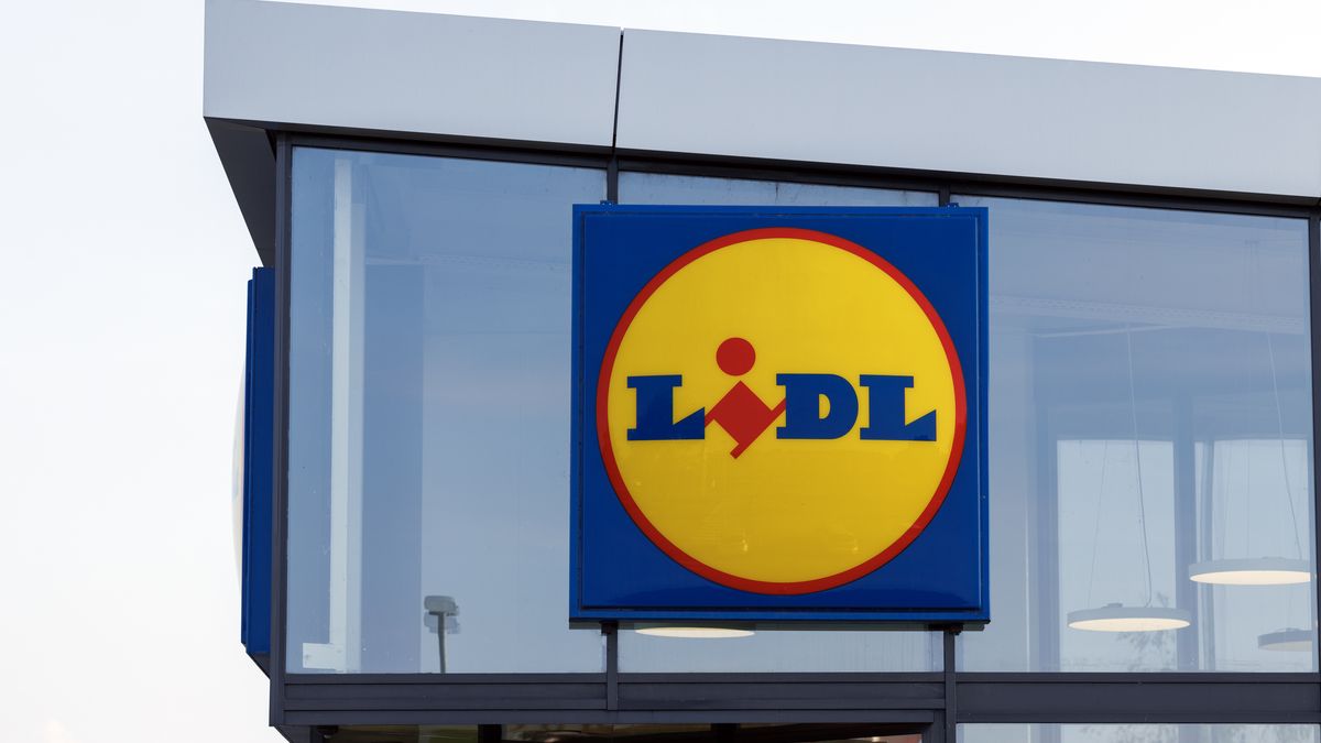 GOOLE, ENGLAND - MAY 27: A general view of a Lidl supermarket on May 27, 2026 in Goole, England. Lidl has overtaken Morrisons to become the UK's fifth-largest supermarket chain, capturing a record 8.6% market share compared to Morrisons' 8.3%. Driven by an 8.8% year-on-year sales surge and the popularity of its Lidl Plus loyalty app, the German discounter capitalised on shoppers switching to budget retailers to combat inflation. (Photo by Dan Kitwood/Getty Images)