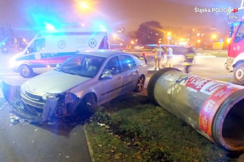 30-latek podróż w Żorach skończył na słupie ogłoszeniowym.