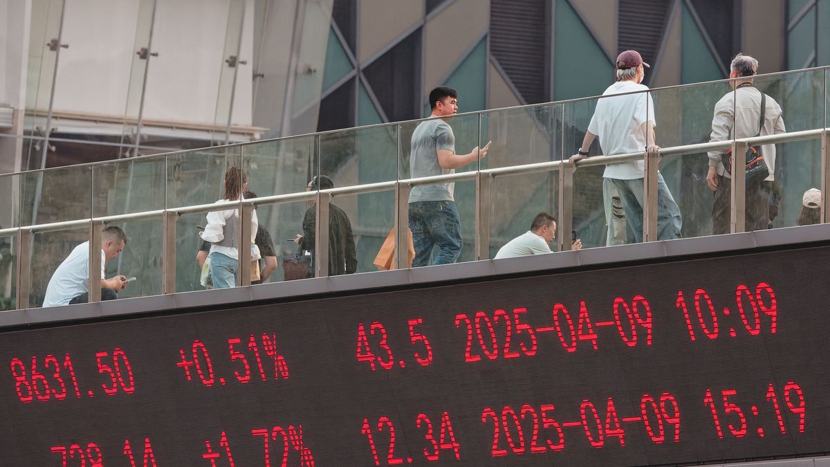 A screen on a pedestrian bridge shows the latest stock exchange and economy data in Shanghai, China, 09 April 2025. The USA have imposed a 104 percent tariff on some Chinese imports effective 09 April. EPA/ALEX PLAVEVSKI Dostawca: PAP/EPA.