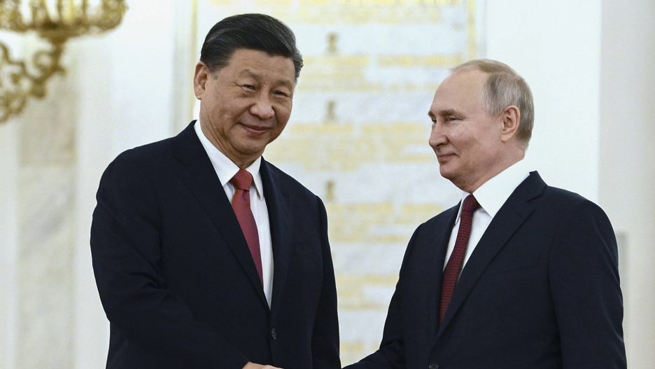 Chinese President Xi Jinping visits Moscow
epa10535018 Chinese President Xi Jinping (L) shakes hands with Russian President Vladimir Putin (R) during a welcome ceremony before the Russia - China talks in narrow format at the Kremlin in Moscow, Russia, 21 March 2023. Chinese President Xi Jinping arrived in Moscow on a three-day visit, from March 20 to 22, according to Russian and Chinese state agencies. Xi Jinping visits Russia on improving joint partnerships and developing key areas of Russian-Chinese economic cooperation.  EPA/ALEXEY MAYSHEV / SPUTNIK / KREMLIN POOL MANDATORY CREDIT 
Dostawca: PAP/EPA.
ALEXEY MAYSHEV / SPUTNIK / KREMLIN POOL
