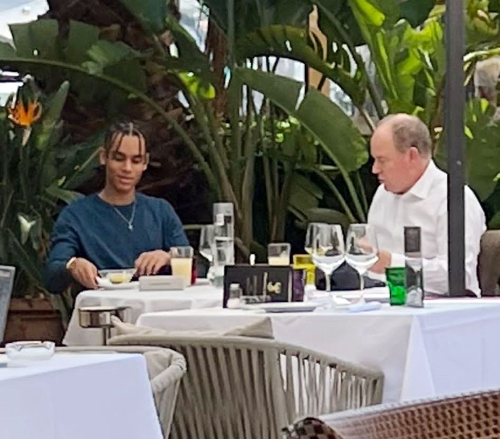 Książę Albert z nieślubnym synem na lunchu