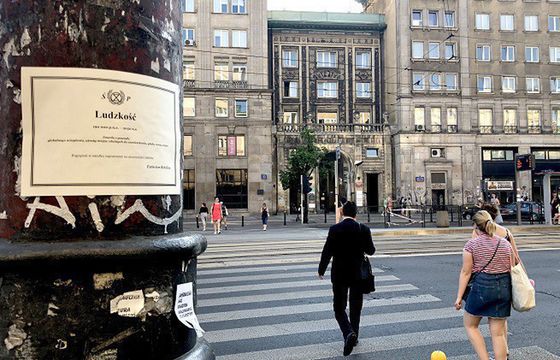 Aktywiści klimatyczni ogłaszają symboliczny pogrzeb ludzkości, nekrologi w Warszawie i Wrocławiu