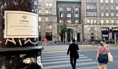 Aktywiści klimatyczni ogłaszają symboliczny pogrzeb ludzkości, nekrologi w Warszawie i Wrocławiu