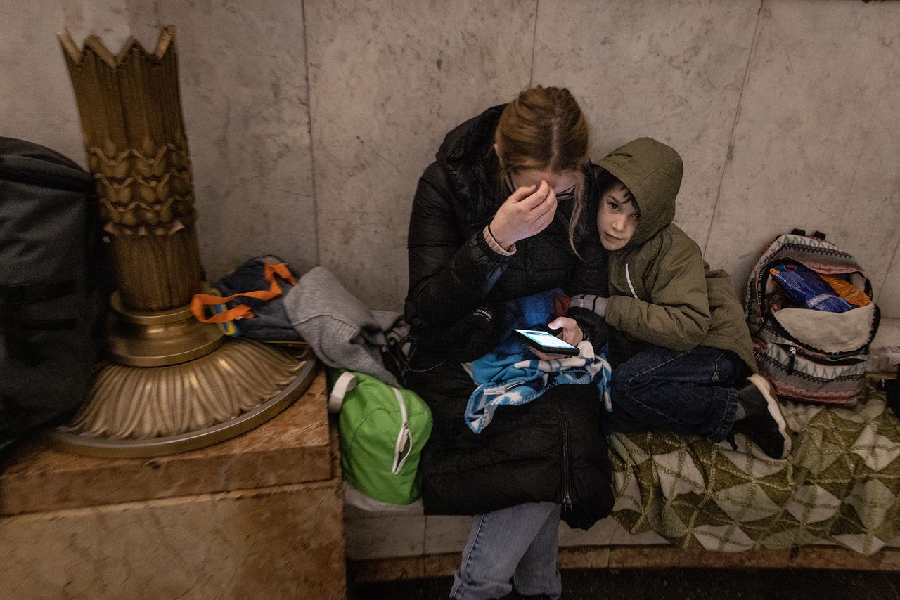 Matka z dzieckiem szuka schronienia w metrze po ostrzeżeniu o bombardowaniu w Kijowie.