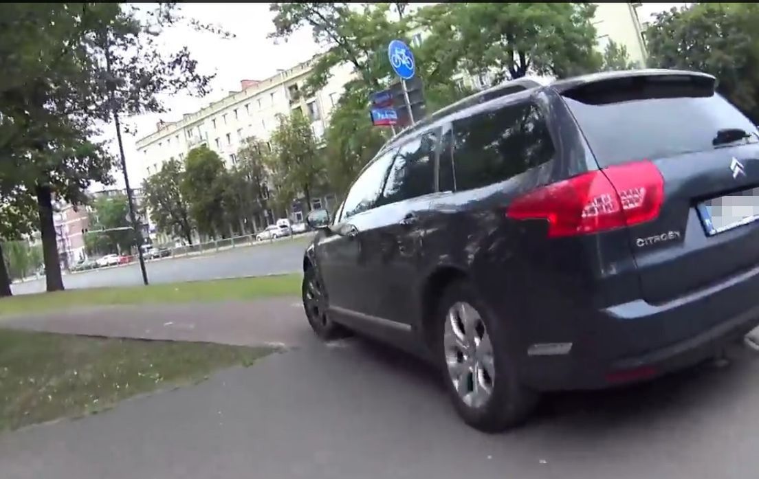 Kolejny pirat drogowy szaleje na ścieżce rowerowej! [WIDEO]