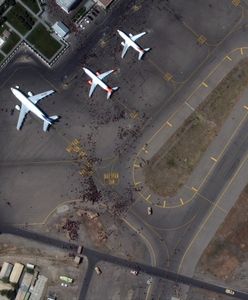 Afganistan. Chaos na lotnisku w Kabulu na zdjęciach satelitarnych