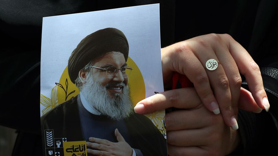 epaselect epa12187446 A supporter of Hezbollah carries a picture of Hezbollah's late leader Hassan Nasrallah during a protest against the Israeli attack on Iran, organized by Hezbollah following Friday prayer in the southern suburbs of Beirut, Lebanon, 20 June 2025. Hezbollah supporters gather in the southern suburbs of Beirut in solidarity with the Iranian people, their political and military leadership, and Iran's Supreme Leader, Ayatollah Ali Khamenei. EPA/WAEL HAMZEH Dostawca: PAP/EPA.