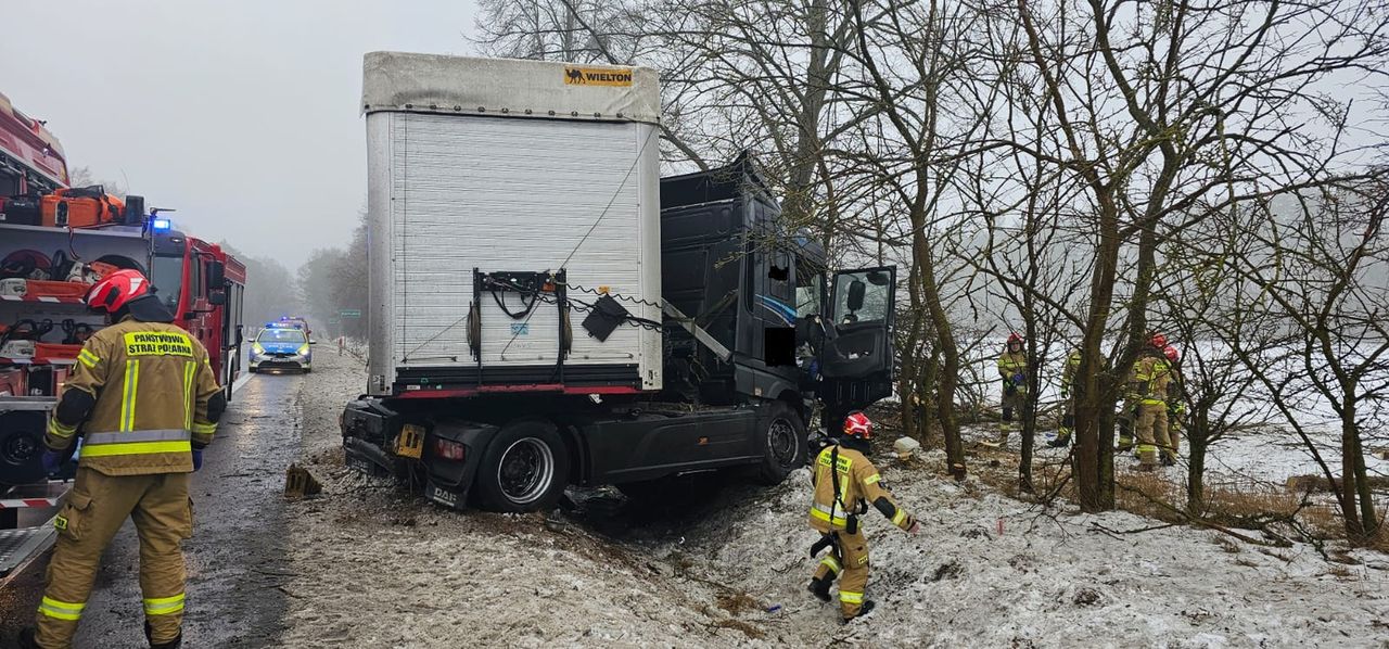 DK 11. Wypadek ciężarówki pod Kierzkowicami. Na miejscu wszystkie służby