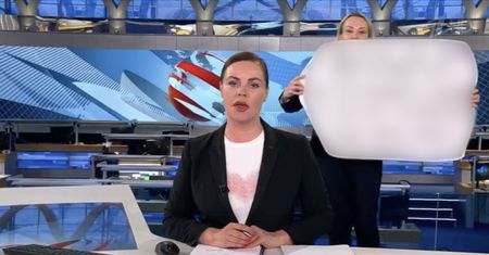 Tak działa cenzura w Rosji. Słynny plakat całkowicie zamazany