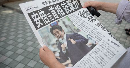 Chciał wyrwać Japonię z macek marazmu. Shinzo Abe zasłynął z "abenomiki"
