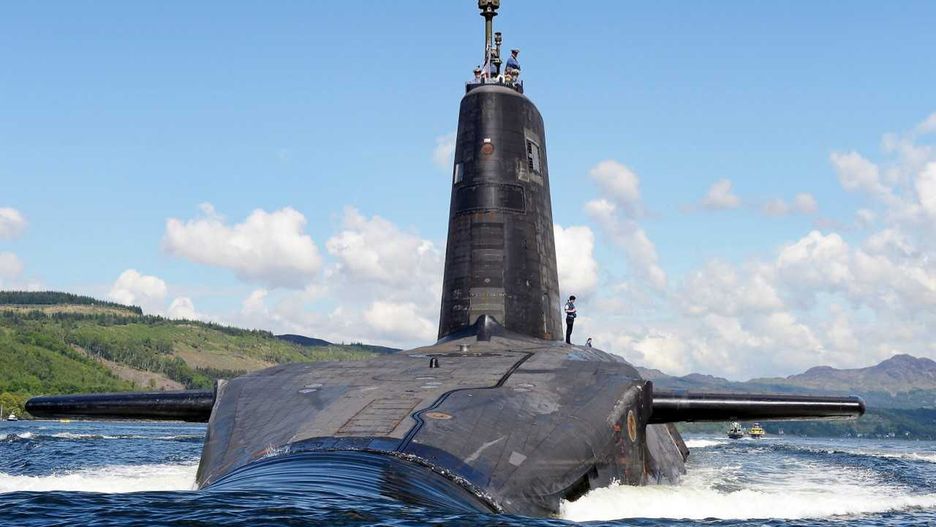 Okręt podwodny HMS Victorious nosiciel pocisków balistycznych podczas manewrów wojskowych. 