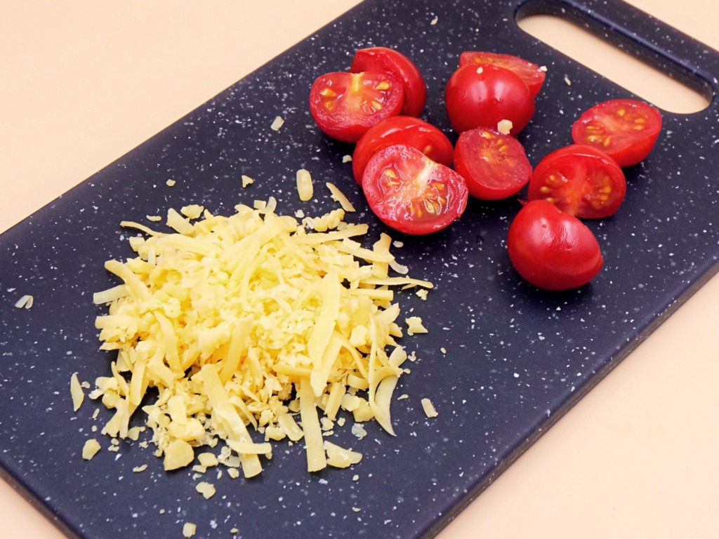 serek wiejski z serem cheddar i pomidorkami koktajlowymi