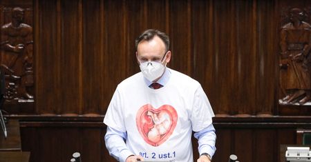 Burza po wystąpieniu Rzecznika Praw Dziecka. Chodzi o koszulkę