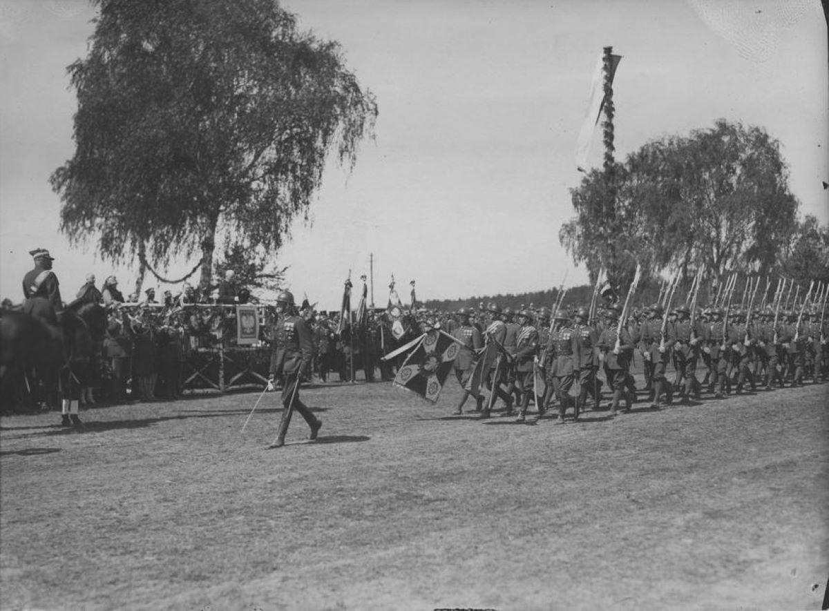 Defilada 55 Pułku Piechoty, 1929 r. Za dziesięć lat żołnierze tej jednostki przeprowadzą wypad rozpoznawczy na terytorium wroga