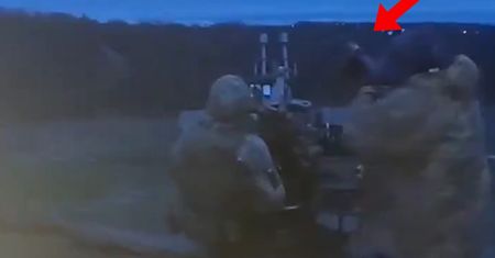 Wyjątkowe nagranie z frontu. Karabinem prosto w rakietę