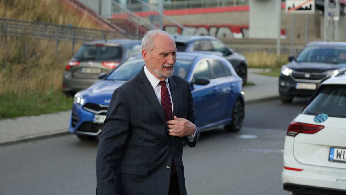 Sękocin Stary, 22.07.2025. Poseł PiS Antoni Macierewicz w drodze na spotkanie prezydenta-elekta Karola Nawrockiego z klubem parlamentarnym Prawa i Sprawiedliwości, 22 bm. przed hotelem Groman w Sękocinie Starym. (ad) PAP/Paweł Supernak