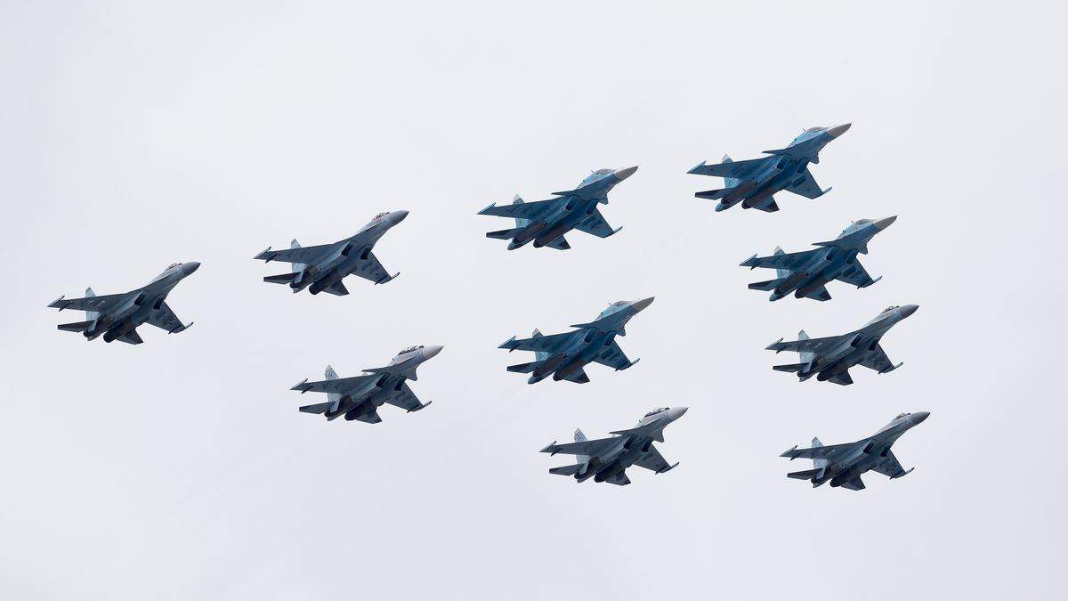 Rosyjskie samoloty, w tym SU-35s, podczas parady wojskowej w Moskwie. To właśnie SU-35s miały atakować cele w Ukrainie. Zdjęcie archiwalne 