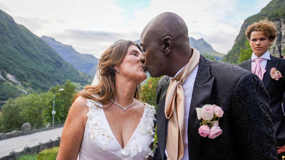 Norwegian Princess Martha Louise marries US businessman Durek Verrett
epa11575812 Norwegian Princess Martha Louise (L) and Durek Verrett kiss as they arrive at their wedding party at Hotel Union in Geiranger, western Norway, 31 August 2024. Norwegian Princess Martha Louise and US businessman Durek Verrett tied the knot in the village of Geiranger on 31 August afternoon.  EPA/HEIKO JUNGE  NORWAY OUT 
Dostawca: PAP/EPA.
HEIKO JUNGE