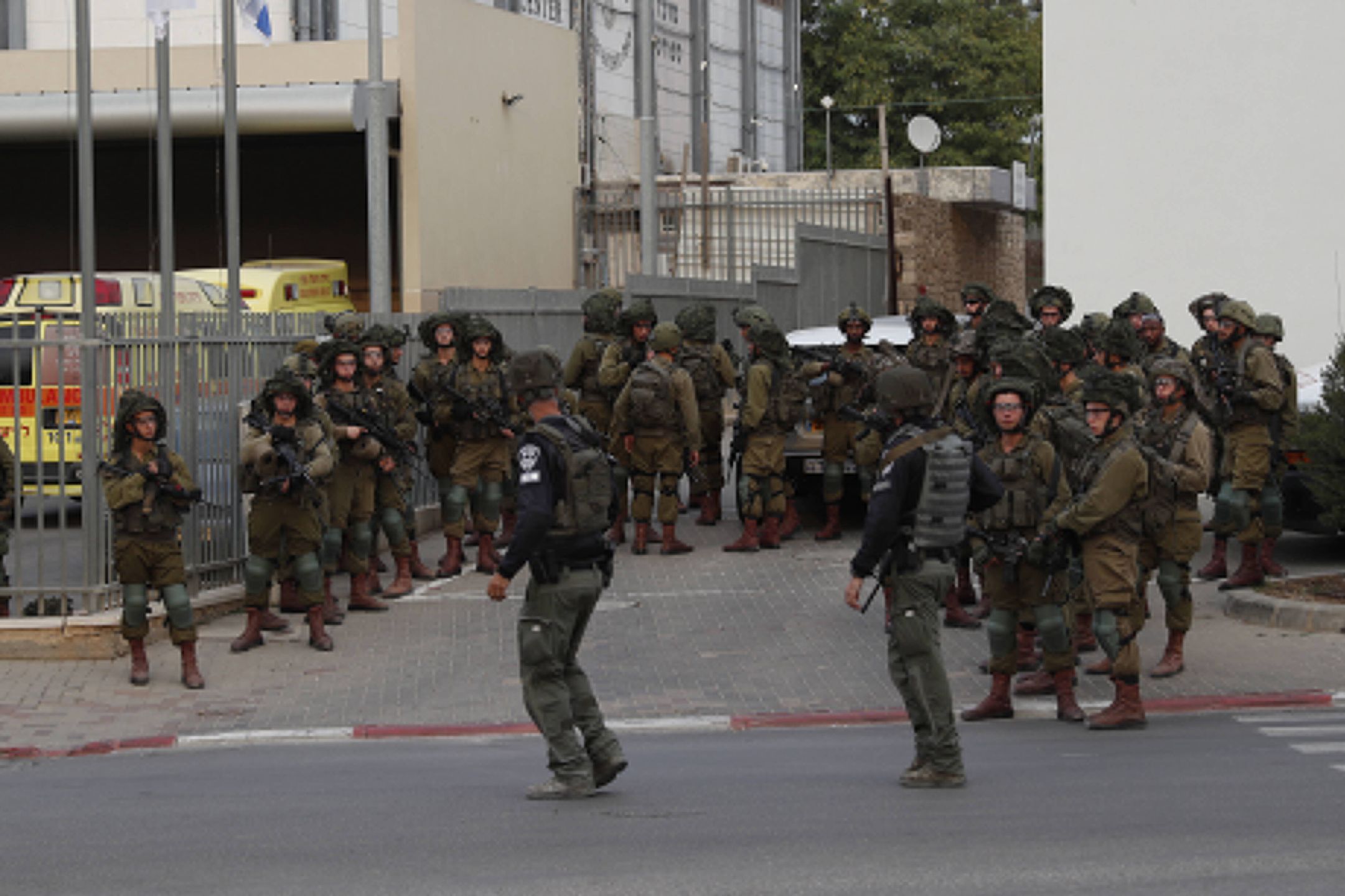 Rocket launches on Israel from Gaza
epa10905758 Israeli soldiers patrol in the city of Sderot, 07 October 2023, after rocket barrages were launched from the Gaza Strip early Saturday in a surprise attack claimed by the Islamist movement Hamas. Israeli State reports that at least 22 Israelis were killed in seven active combat centers in the South, and that over 3,000 rockets where launched by Hamas.  EPA/ATEF SAFADI 
Dostawca: PAP/EPA.
ATEF SAFADI