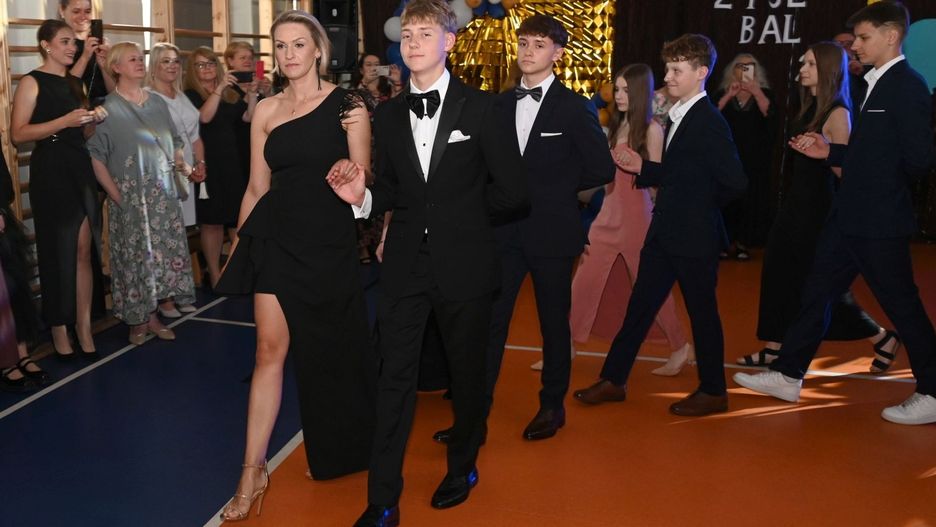 Bal w kieleckiej &#34;24&#34;. Poloneza w pierwszej parze zatańczyli dyrektor Agnieszka Gągorowska i uczeń 8A Mikołaj Koszara 