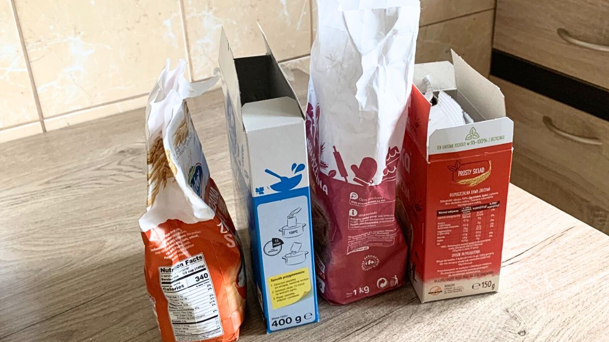 Otwarte opakowania z żywnością.