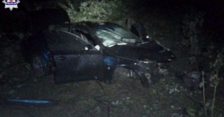 Mechanik rozbił na drzewie 400-konne BMW swojej klientki. Z auta wyrwało silnik