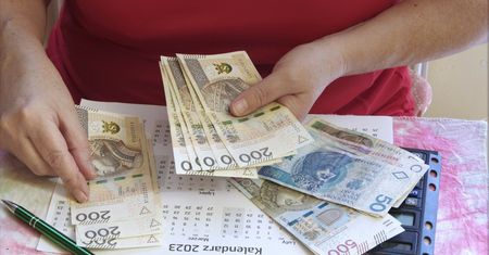 100 zł odłożone miesięcznie. "To ma sens. Inaczej wszystko przejemy"