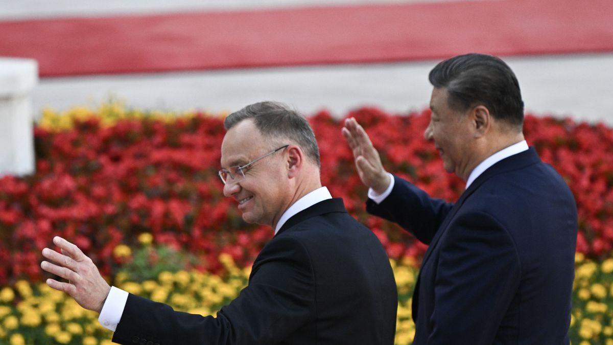 Chinese President Xi Jinping (R) and Poland's President Andrzej Duda attend the welcome ceremony at the Great Hall of the People in Beijing, China, 24 June 2024. President Duda, who began his official visit to China on 22 June, will also address economic forums in Dalian and Shanghai. EPA/PEDRO PARDO / POOL Dostawca: PAP/EPA.