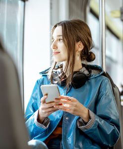 Zakaz takiego używania telefonów w autobusach. Wchodzi nowe prawo