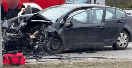 Czołowe zderzenie z radiowozem na Białołęce. Ranni policjanci