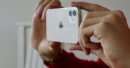 Nosisz w ten sposób telefon? Przestań, zanim będzie za późno