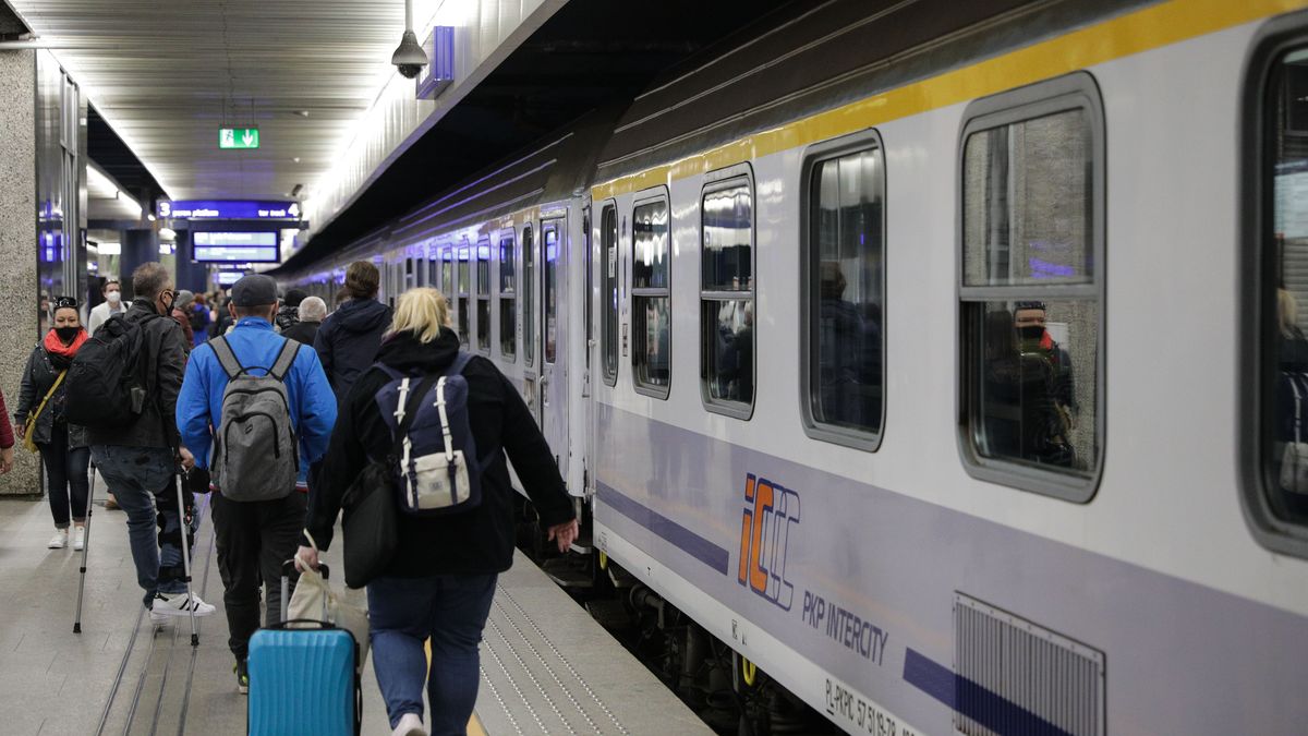 Tlumy podroznych na Dworcu Centralnym przed weekendem majowym
Warszawa 30.04.2021. Tlumy podroznych na Dworcu Centralnym przed weekendem majowym.,Image: 608726287, License: Rights-managed, Restrictions: , Model Release: no, Credit line: Andrzej Hulimka / Forum
Andrzej Hulimka / Forum
pkp, polskie koleje panstwowe, kolej, dworzec centralny, podroz, podrozowanie, transport publiczny, komunikacja, wyjazd, wyjezdzaja, dworzec kolejowy, warszawa centralna, peron, pociag, intecity, walizka, bagaz, bagaze, category_code_pol