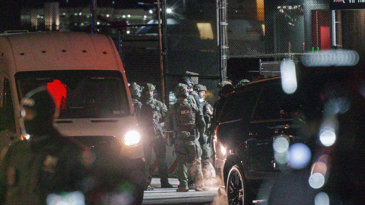 DEA agents are seen in front and inside of a van supposedly transporting Venezuelan President Nicolás Maduro in New York, New York, USA, 03 January 2026. EPA/Olga Fedorova Dostawca: PAP/EPA.