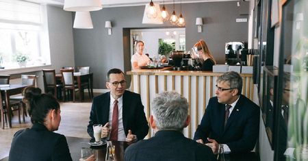 Koronawirus. Mateusz Morawiecki złamał zasady w restauracji. Są przeprosiny
