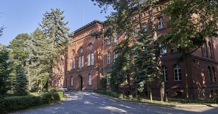 Uciekła ze szpitala. Leżała na trawniku z obrażeniami ciała. "Musiało dojść do tragedii"