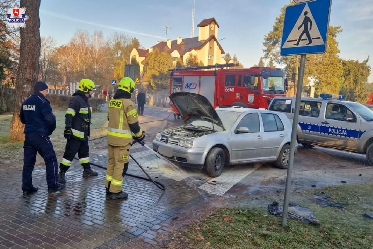 Straż pożarna i policja gaszą palący się samochód