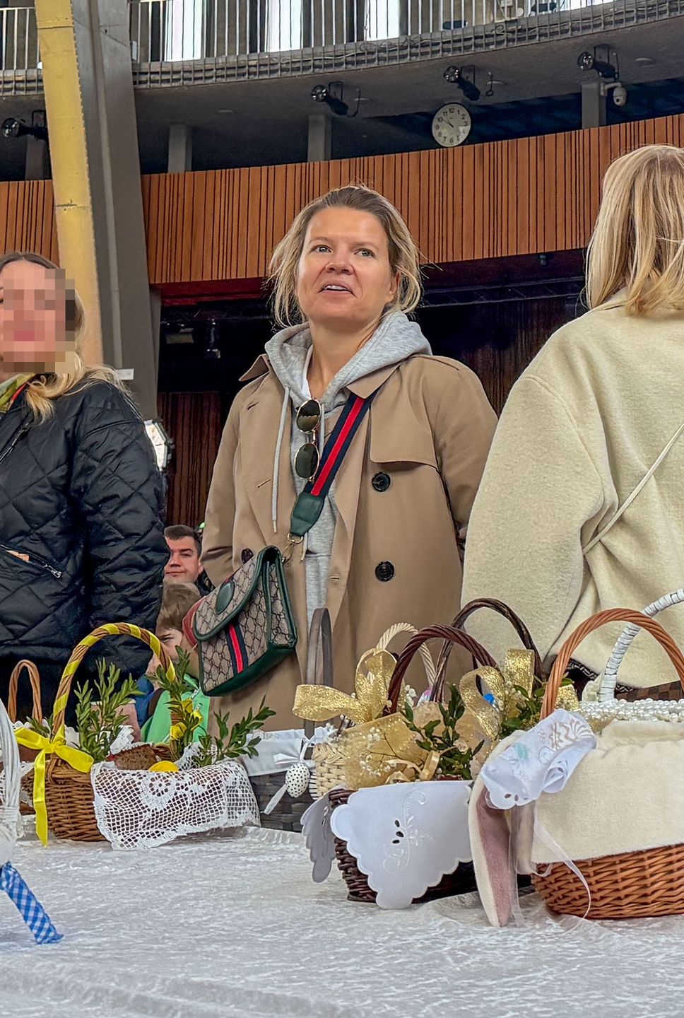 Marta Manowska z matką święci pokarm w kościele