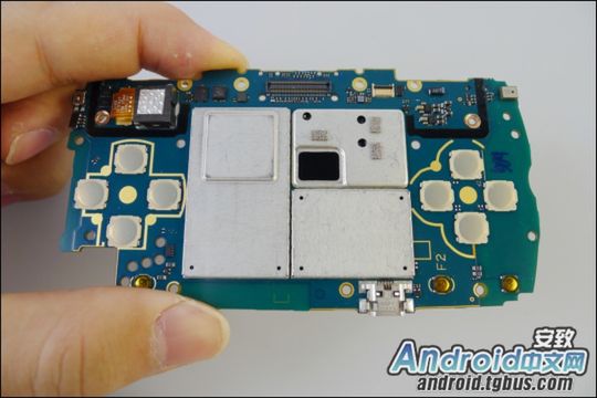 Sony Ericsson Xperia Play rozebrany na części pierwsze [galeria] 13